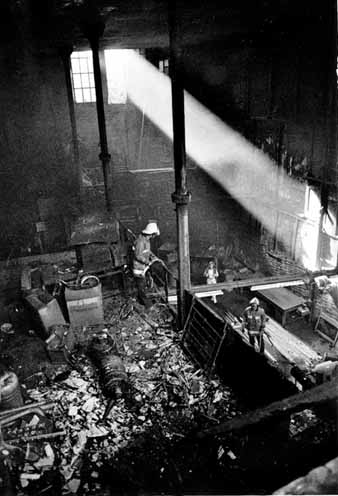 Els bombers aturant l'incendi declarat a l'antic teatre Ode&oacute;n. 1992