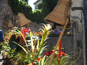 Temps de Flors 2024. Catedral - Passad&iacute;s del  fossat de l'absis