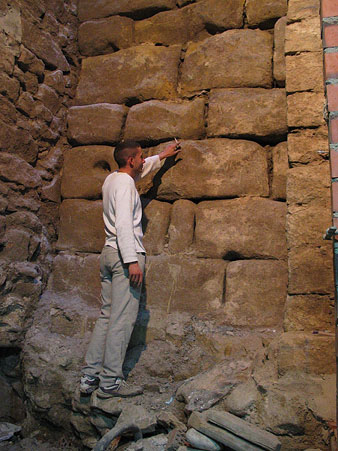 Un tram de l'antiga muralla descoberta durant les obres de rehabilitaci&oacute; d'un edifici al carrer Ballesteries. 2003