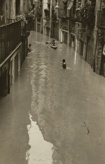 Inundaci&oacute; del carrer Ballesteries produ&iuml;da pel desbordament del riu Onyar. S'hi observa una piragua navegant. 1962