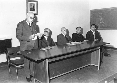 Celebraci&oacute; de la festa de Sant Isidor a la Casa de Cultura d'Olot. D'esquerra a dreta: Llu&iacute;s Batlle Prats, Llu&iacute;s Armengol Prat, el pare Batllori, Eduard de Balle i Campasol, marqu&egrave;s de Vallgornera, i el regidor de l�Ajuntament d�Olot Josep M. Pag&egrave;s Rius. 1974