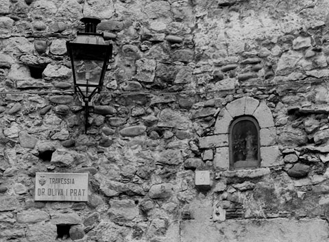 Forn&iacute;cula amb imatge al carrer Batlle i Prats. 1983