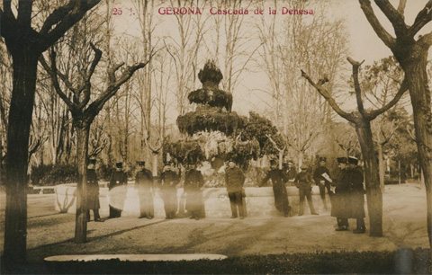 Retrat d'un grup de militars al brollador dels Jardins de la Reina Vict&ograve;ria. 1910-1920