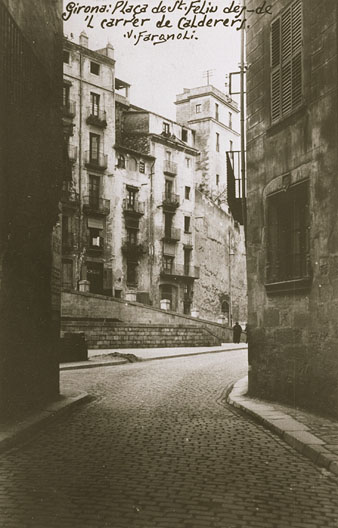 La pujada de Sant Feliu vista des carrer Calderers. Al fons, la torre de l'Institut Vell. 1925