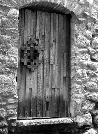 Porta escult&ograve;tica al carrer de Llu&iacute;s Batlle i Prats. 1983