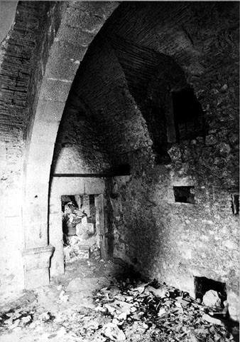 Vista parcial de l'interior de l'antic col&middot;legi dels Maristes, del carrer Claveria, poc abans del seu enderrocament. 1984
