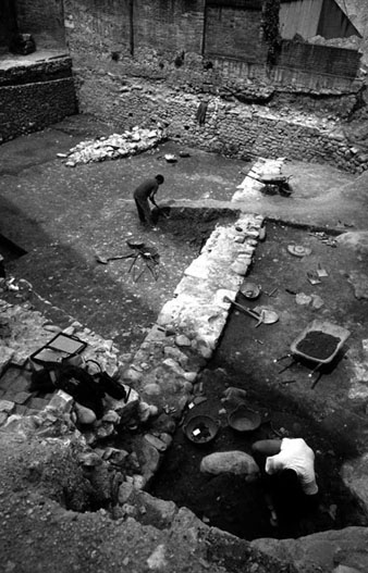 Excavacions arqueol&ograve;giques al carrer de la Claveria. S'hi observen estructures antigues detectades. 1988