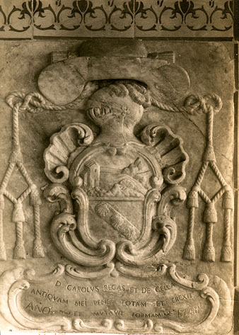 Escut de Carles Reg&agrave;s i de Cella, 1748. Pati interior de l'antiga Casa de la Caritat, posteriorment Centre d'Acolliment i Serveis Socials de la Sopa, al carrer Claveria. 1919