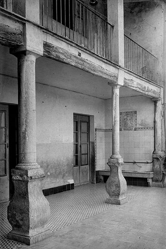 Vista parcial de la galeria del pati interior de l'antiga Casa de la Caritat, posteriorment Centre d'Acolliment i Serveis Socials de la Sopa, al carrer Claveria. 1919