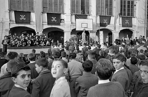 Celebraci&oacute; del dia de la Mare al col&middot;legi dels Maristes situat al carrer Claveria. 1959