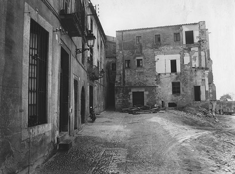 Obres d'enderrocament de l'antic col&middot;legi dels Maristes del carrer Claveria. 1979