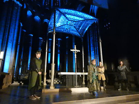Representaci&oacute; de la Consueta de Sant Jordi cavaller a la nau g&ograve;tica de la Catedral