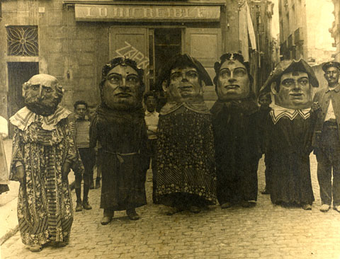 Els capgrossos vells de la ciutat a la pla&ccedil;a del Correu Vell. 1920