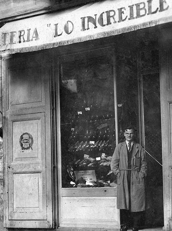 Entrada de la sabateria 'Lo Increible', coneguda popularment com Can Malaret, a la cantonada del carrer de la For&ccedil;a amb la pla&ccedil;a del Correu Vell. 1930
