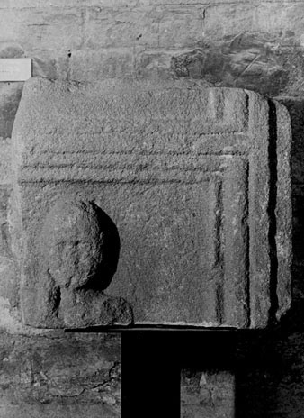 Fragment d'un plaf&oacute; rom&agrave; amb relleu trobat l'any 1857 al enderrocar la torre romana de la Pla&ccedil;a del Correu Vell. Actualment la pe&ccedil;a es troba al Museu Arqueol&ograve;gic de Girona. 1986