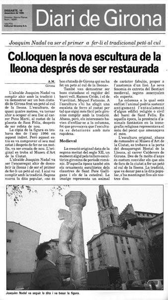 Not&iacute;cia de la instal&middot;laci&oacute; de la segona r&egrave;plica del Cul de la Lleona al carrer dels Calderers. Article publicat al 'Diari de Girona' el 16/12/1995