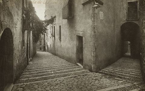 Cantonada de la Pujada de la Mare de D&eacute;u de la Pera amb el carrer de C&uacute;ndaro (a la dreta). 1911-1931