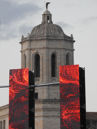 L'obra art&iacute;stica amb la Catedral al fons
