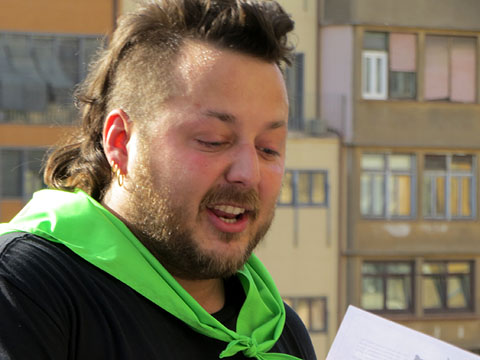 Iu Giron&egrave;s llegint la introducci&oacute; a la II Trobada de Sacaires - Memorial Felip Giron&egrave;s