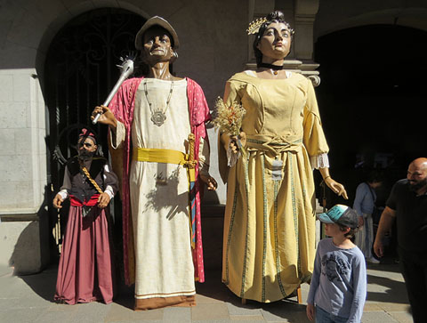 Els gegants de Torroella de Montgr&iacute; plantats a la pla&ccedil;a del Vi