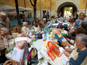 Fires de Sant Narc&iacute;s 2024. Trobada de puntaires al pati de les Magn&ograve;lies