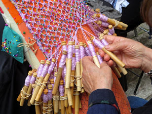 Fires de Sant Narc&iacute;s 2024. Trobada de puntaires al pati de les Magn&ograve;lies