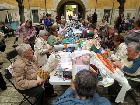 Fires de Sant Narc&iacute;s 2024. Trobada de puntaires al pati de les Magn&ograve;lies