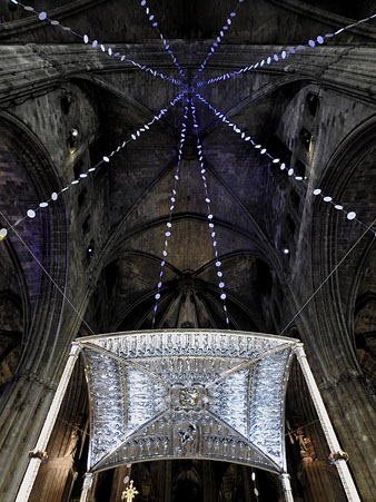 La nau g&ograve;tica de la Catedral decorada amb neules
