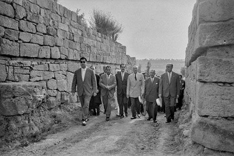 Inauguraci&oacute; del Museu Monogr&agrave;fic d'Ullastret. Visita de les autoritats a les excavacions del poblat ib&egrave;ric. D'esquerra a dreta, el diputat provincial, Ramon Guardiola Rovira, el delegat provincial de Belles Arts, Miquel Oliva Prat, el director general de Belles Arts, Gratiniano Nieto Gallo, el capit&agrave; general de Catalunya, Pablo Mart&iacute;n Alonso, un home i el governador civil, Josep Pag&egrave;s Costart. 1961