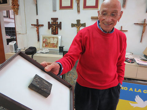 Pere Matas al seu estudi del barri de Santa Eug&egrave;nia de Ter