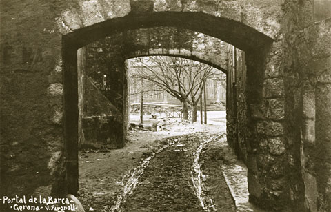 El carrer del Portal de la Barca. Al fons, la passarel&middot;la de fusta del mateix nom. 1911