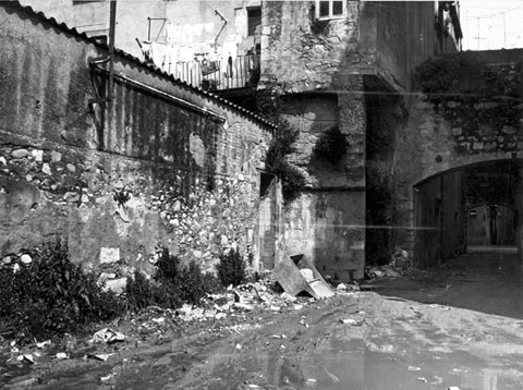 El carrer del Portal de la Barca, vist des del carrer d'en Jaume Pons i Mart&iacute;, abans de la seva urbanitzaci&oacute;. 1972