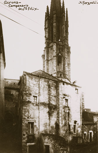 El campanar de l'esgl&eacute;sia de Sant Feliu vist des del carrer del Portal de la Barca. 1911