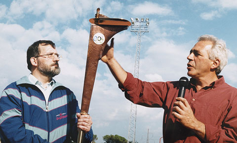 Lliurament de la torxa del 75&egrave; aniversari del GEiEG, a l'estadi de Palau. Presentaci&oacute; de la torxa commemorativa pels artistes realitzadors, Ramon Boix i Manel Palah&iacute;. 1995