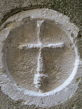 Relleu en una fa&ccedil;ana de la pujada del rei Mart&iacute; relacionada amb el relleu del llop i la nena