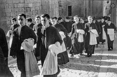 Seminaristes caminant en grup per la pujada del rei Mart&iacute;. 1960