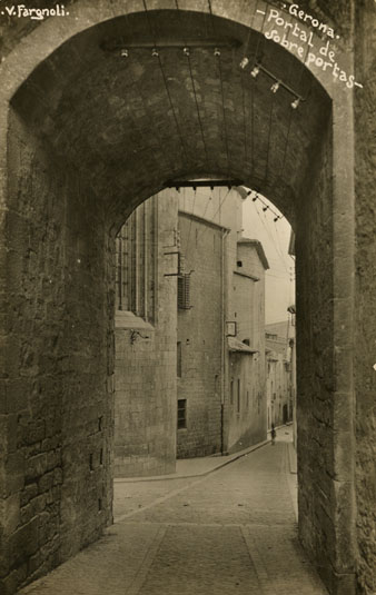 La pujada del rei Mart&iacute; des del portal de Sobreportes. 1911