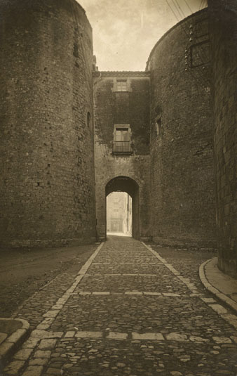 El portal de Sobreportes desde la pujada del rei Mart&iacute;. 1920