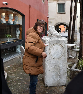 Rosa Duran guiant pel Barri Vell de Girona
