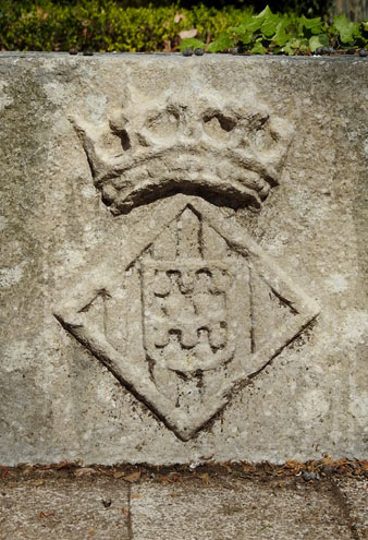 Detall del Temple dels M&uacute;sics amb l'escut de Girona