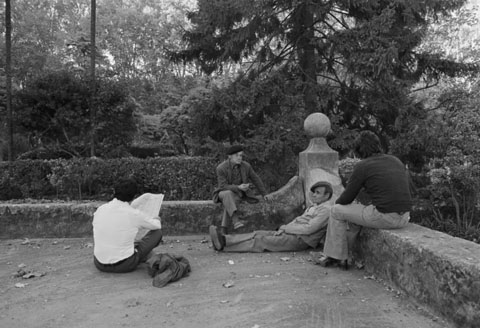 Homes descansant al Temple dels M&uacute;sics. 1977
