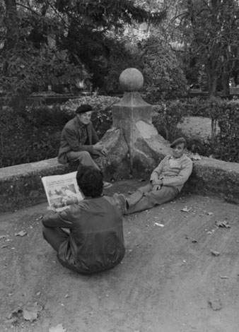 Homes descansant al Temple dels M&uacute;sics. 1977