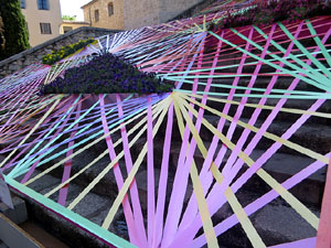 Temps de Flors 2025. Bas&iacute;lica de Sant Feliu. Escalinata