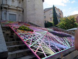 Temps de Flors 2025. Bas&iacute;lica de Sant Feliu. Escalinata