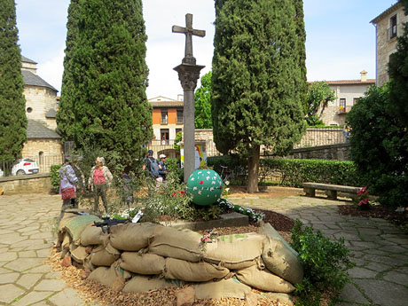 Temps de Flors 2025. Creu de Terme de Sant Pere de Galligants