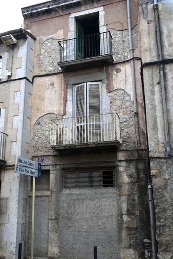 Casa natal de moss&egrave;n Camil Geis al n&uacute;mero 87 del carrer del Pont Major, al barri hom&ograve;nim