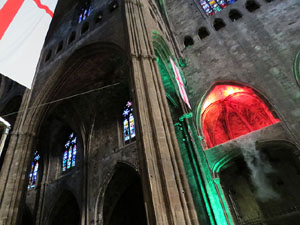 Representaci&oacute; de la Consueta de Sant Jordi cavaller a la nau g&ograve;tica de la Catedral