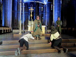 Representaci&oacute; de la Consueta de Sant Jordi cavaller a la nau g&ograve;tica de la Catedral