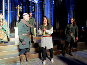 Representaci&oacute; de la Consueta de Sant Jordi cavaller a la nau g&ograve;tica de la Catedral