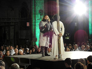 Representaci&oacute; de la Consueta de Sant Jordi cavaller a la nau g&ograve;tica de la Catedral